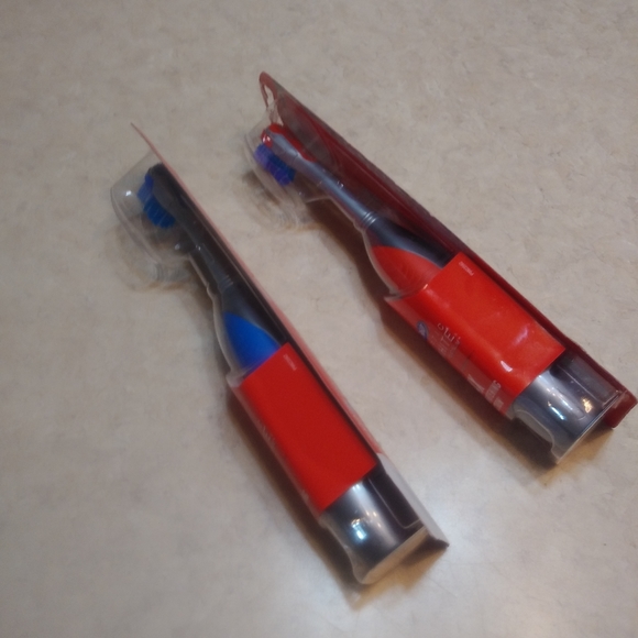 Colgate 360 Optic White Powered Toothbrush - set of 2 - Picture 5 of 7